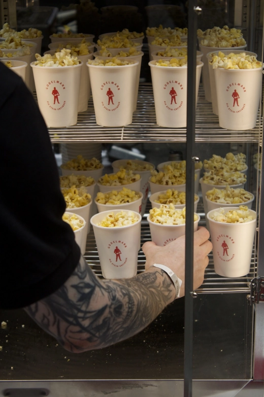 Im Godelmann-Kino sehen Besucher einen kurzen Film über die verschiedenen Gewerke und das Ausbildungsangebot des Unternehmens, während sie frisches Popcorn genießen.