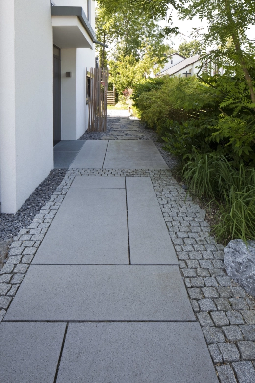Hauszugang mit Betonplatten im Wilden Verband 