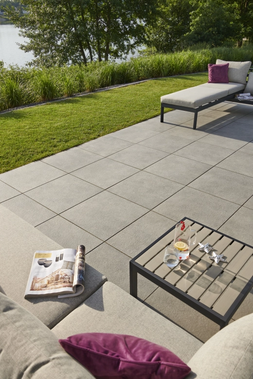 Terrasse mit Seeblick und Terrassenfliesen in Grau 