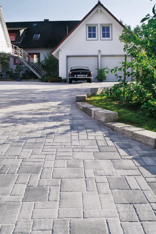 Natural driveway with worked antique-plus paving stones