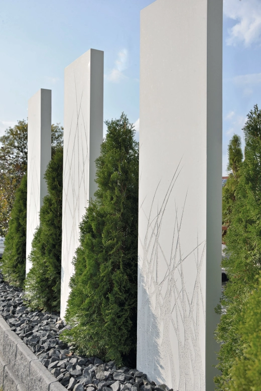 Privacy screen stele