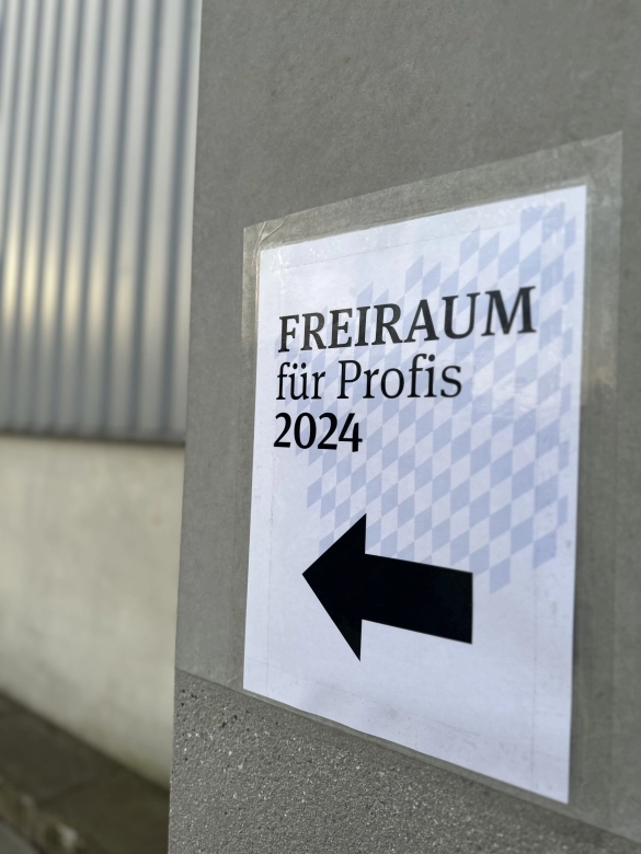 Schild: "Freiraum für Profis 2024"