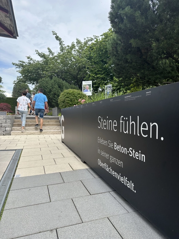 Fühlpfad für Betonsteine: verschiedene Oberflächenbearbeitung sorgen für verschieden feine oder grobe Oberflächen