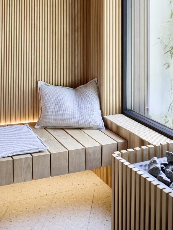 Helle Sauna im Wellnessgarten.