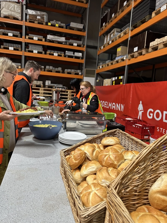 Freiraum für Profis Veranstaltung: Teilnehmer bedienen sich am Buffet.