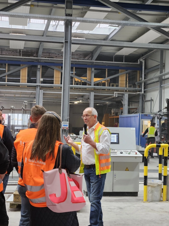 GODELMANN Manufaktur: Werksbesichtigungsteilnehmer besichtigen die Beton-Manufaktur.