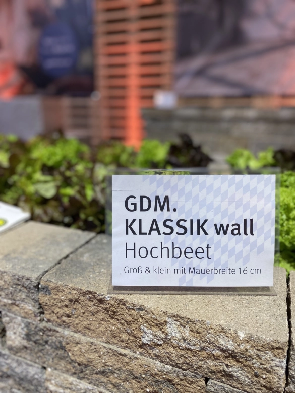 Schild "GDM.KLASSIK wall Hochbeet" auf einem Hochbeet.