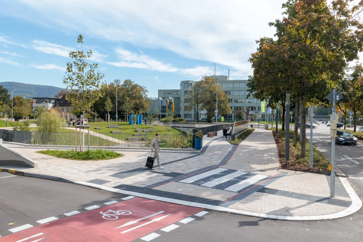 Straßenkreuzung mit Fußgänger-Überweg und Fahrradspur.