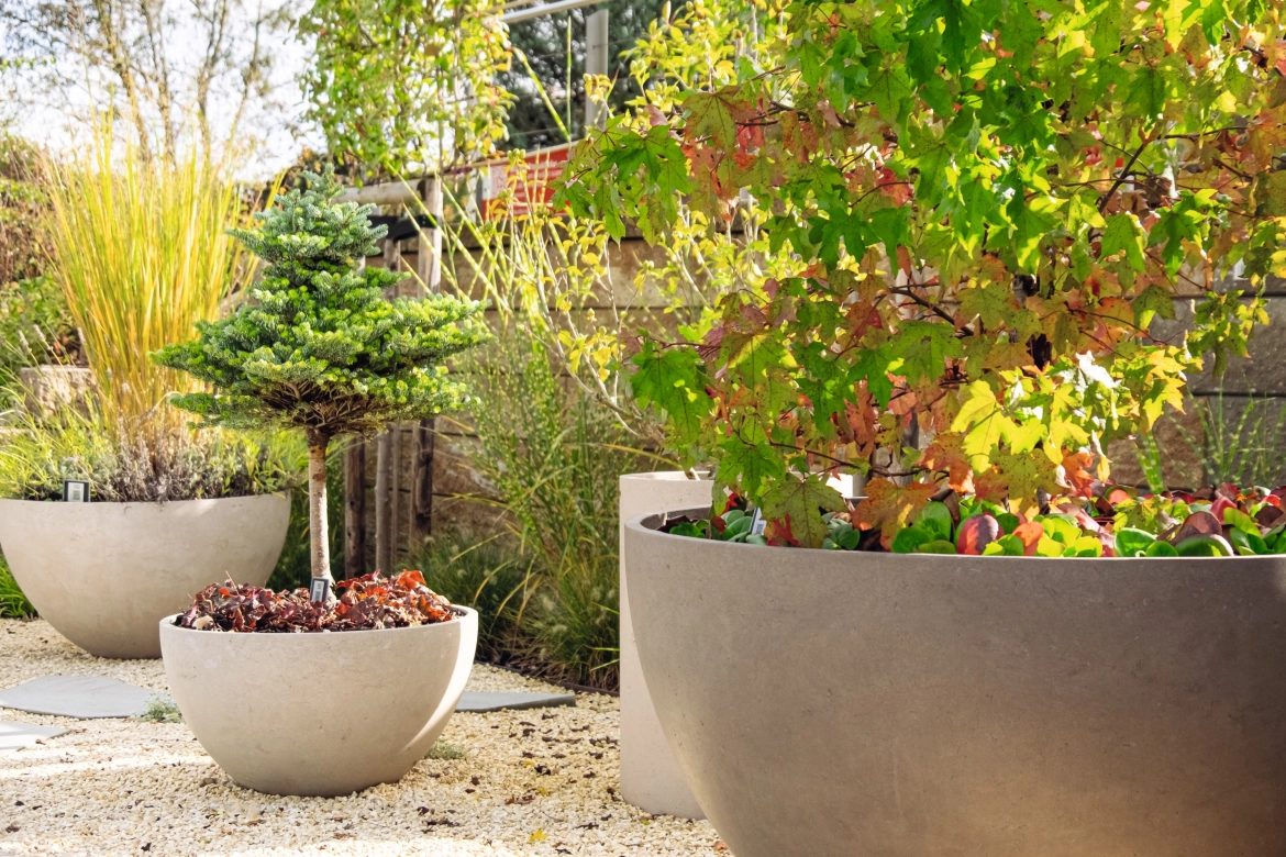Planter with smooth surface made of high-performance concrete with air voids