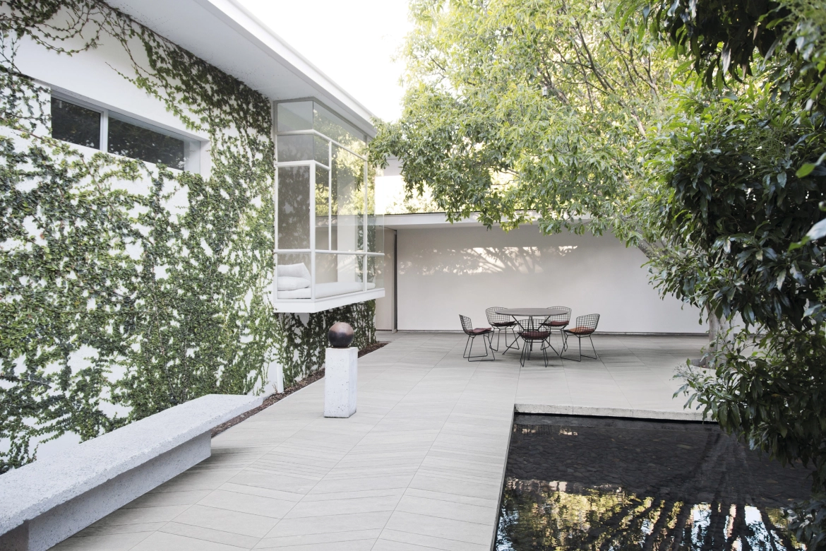 GDM.AWA tile adorns this floor of the modern inner courtyard. The pool, which is framed by the tiles, is certainly a highlight.
