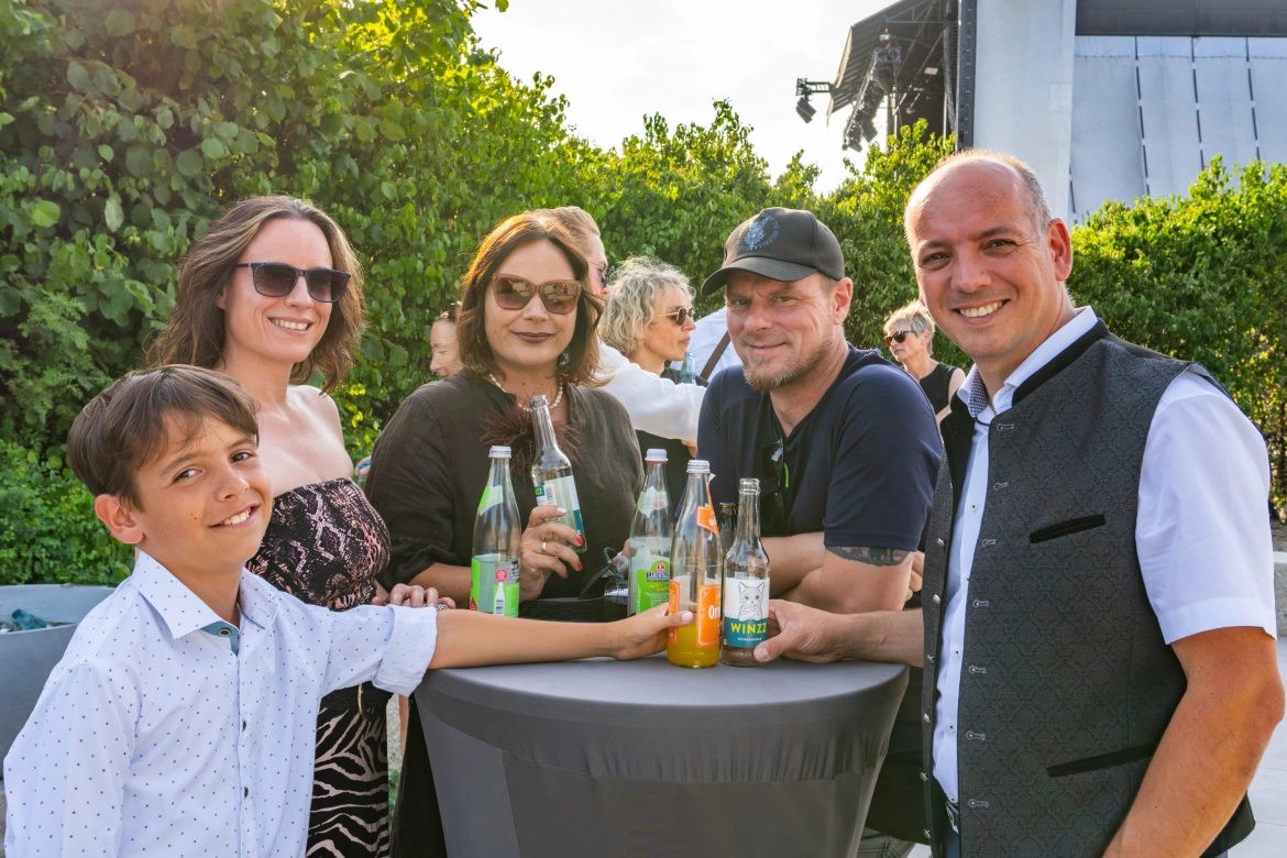 Gruppenfoto: Florian Adam, 1. Bürgermeister der Gemeinde Fensterbach, zusammen mit seiner Frau und weiteren Gästen an einem Stehtisch.