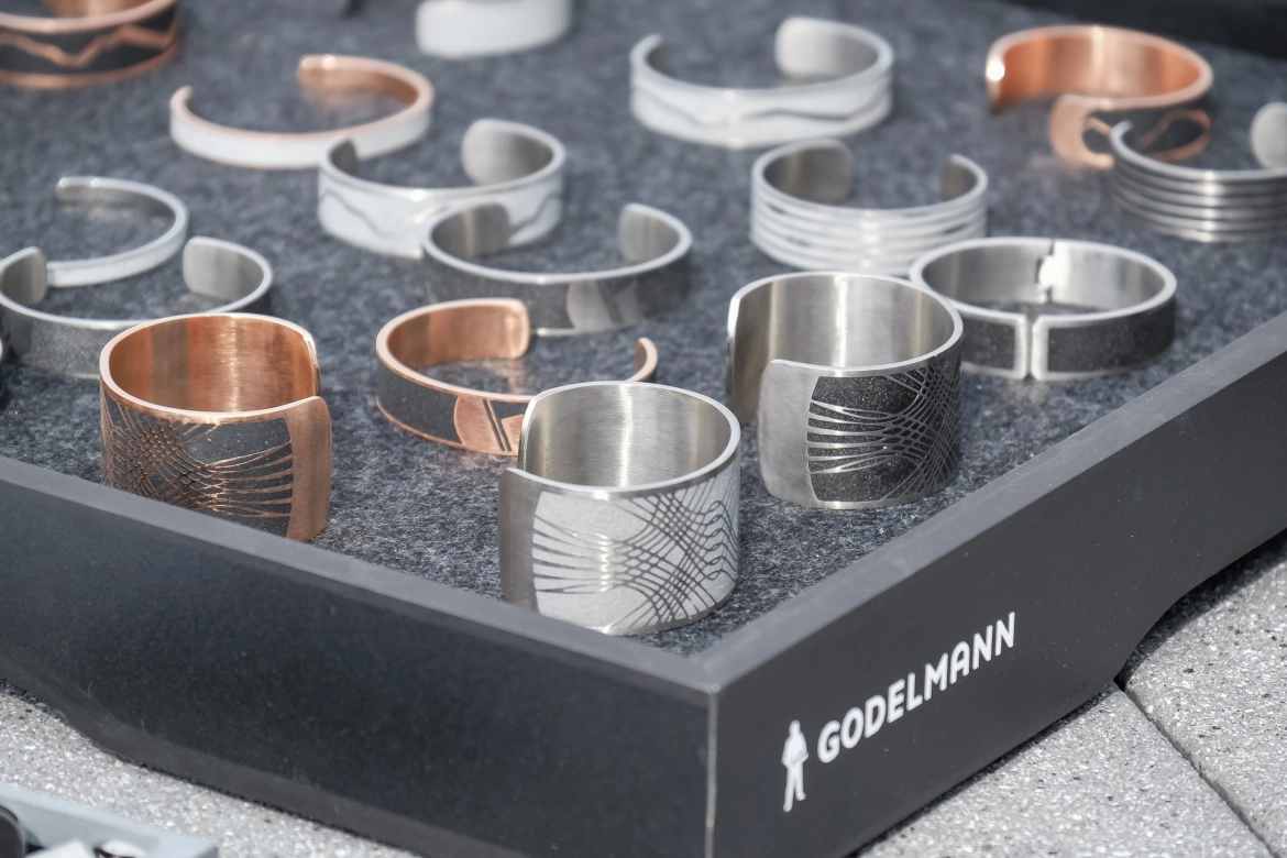 Schmuck aus Beton von GODELMANN: Armreifen in verschiedenen Größen, Ausführungen und Einfassungen.