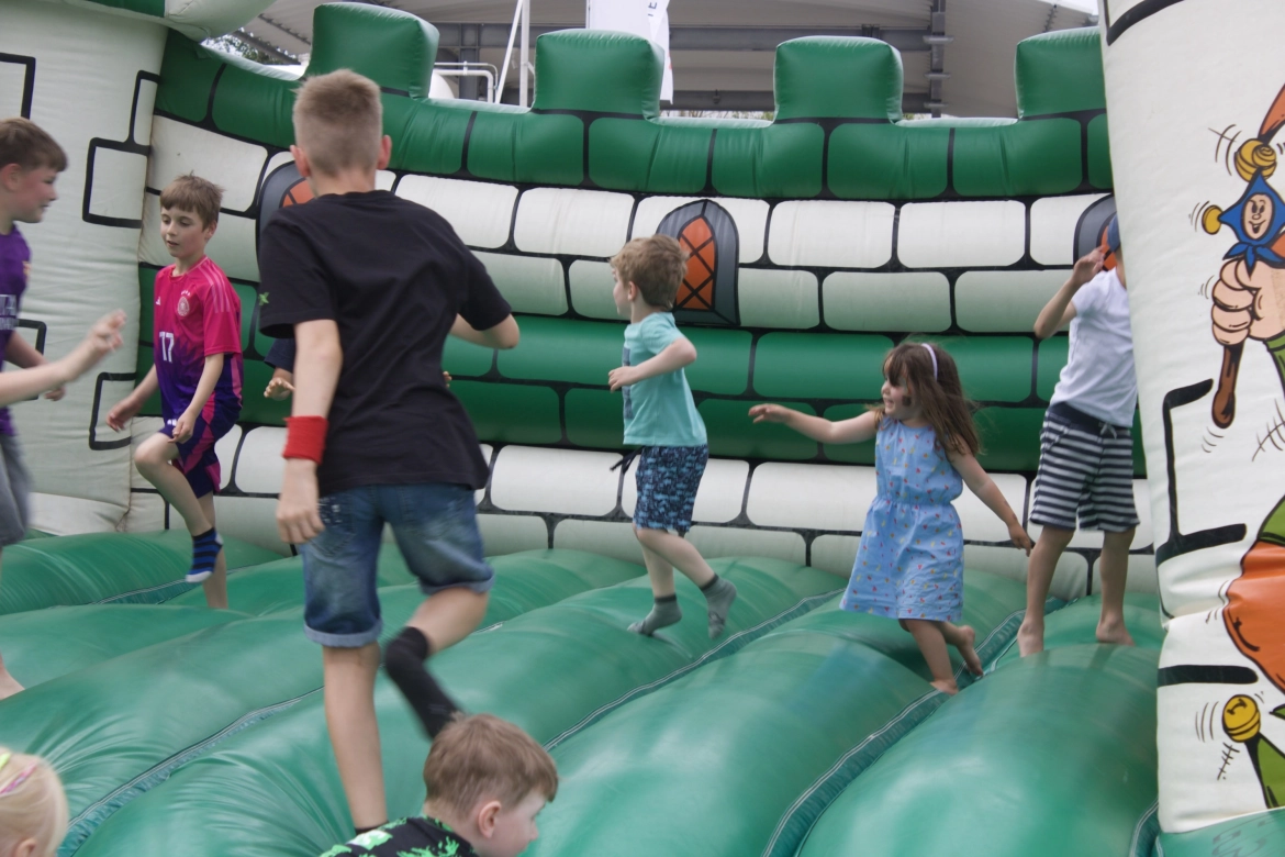 Die Hüpfburg in der Kidsarea am Tag des Gartens kommt bei den Kindern sehr gut an.