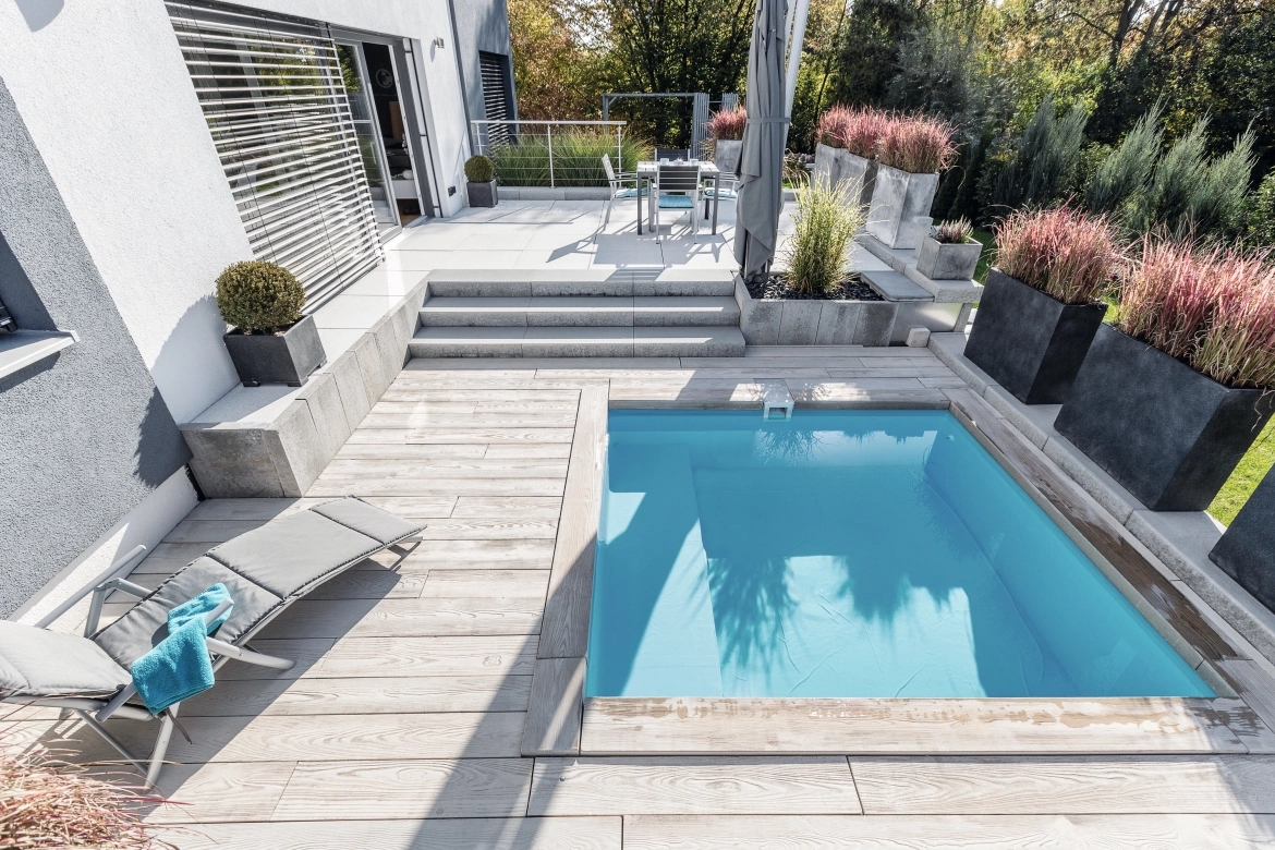 Terrasse mit Pool und Pflanzgefäßen