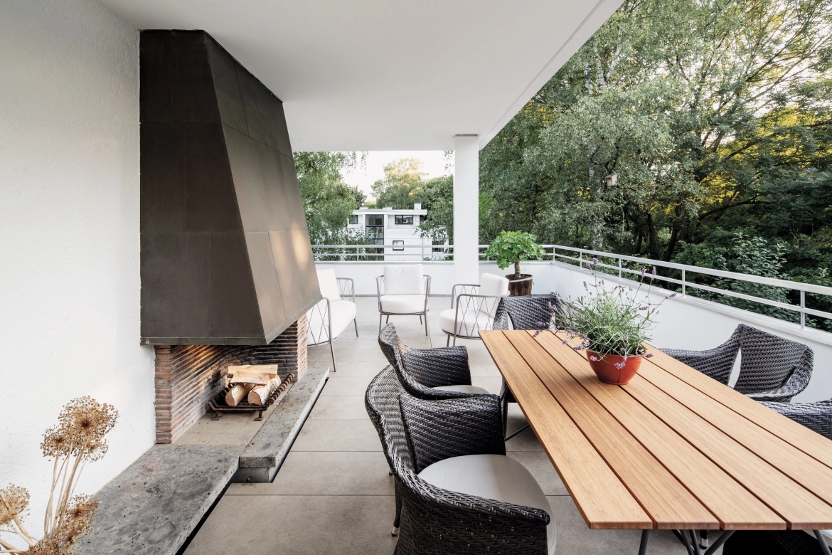 Balkon mit Esstisch und offenen Kamin 