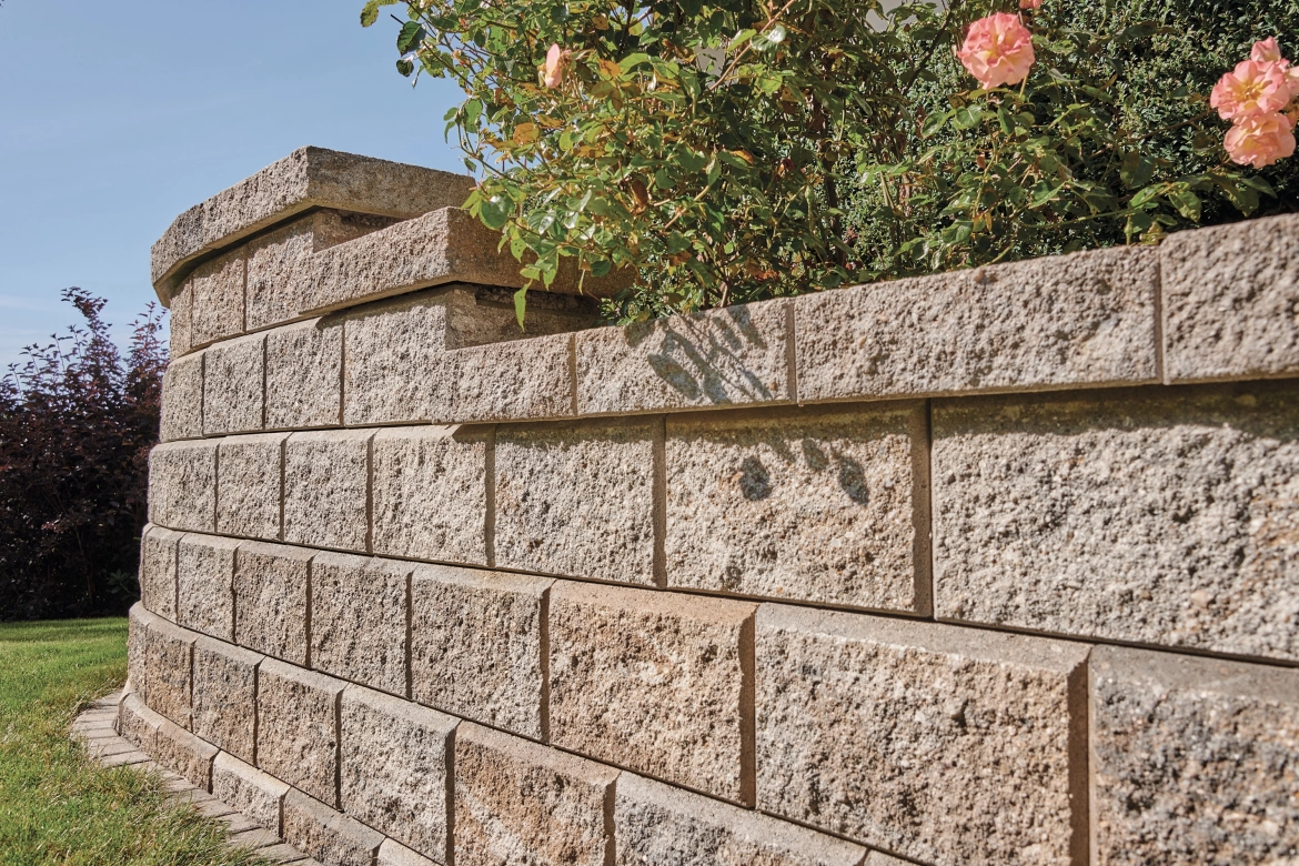 Gartenmauer GDM.Allan block mit Abdeckstein und abgestuftem Mauerabschluss in Muschel-Kalk