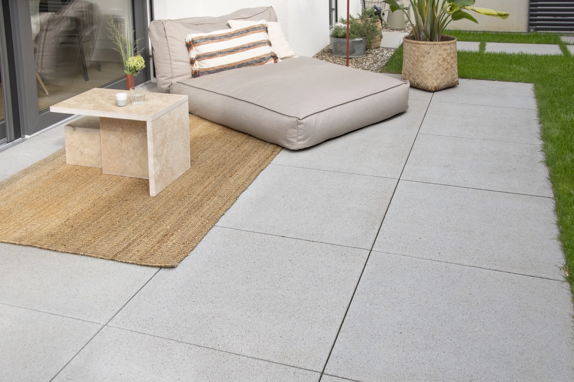 Terrasse mit großen Terrassenplatten 