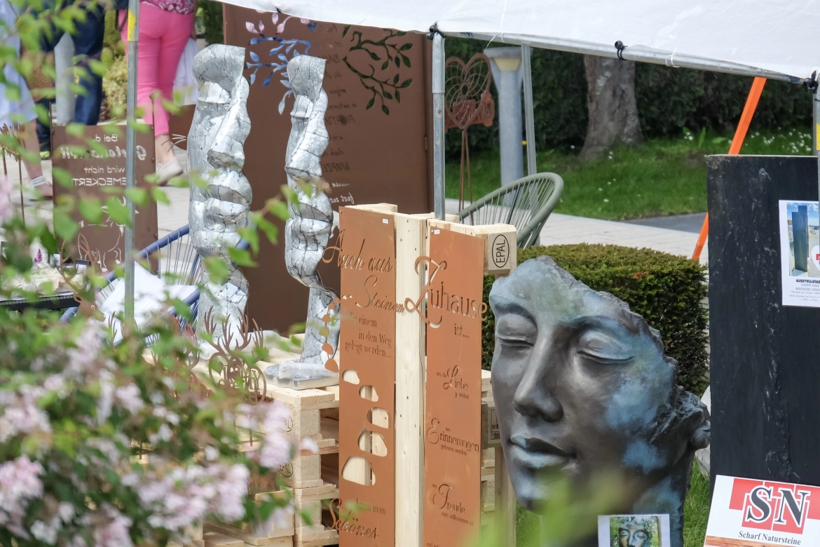 Der neu gestaltete Ideen-Garten präsentiert verschiedene Gestaltungsmöglichkeiten mit Betonsteinen, Pflanzen und Dekorationselementen, die Besucher flanieren durch die Ausstellung.