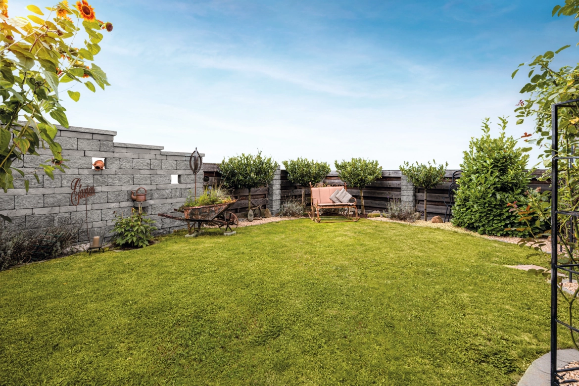 Private garden with wall made of gray and gray-black nuanced concrete stone