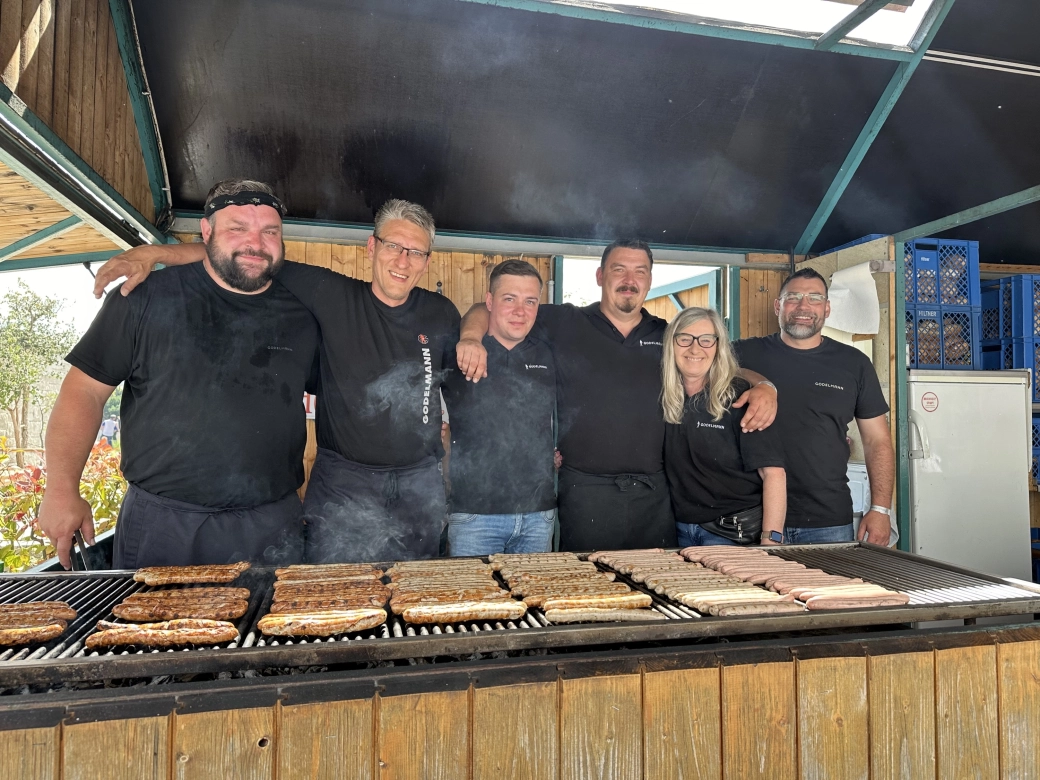 Das Bratwurststand-Team zum Teamfoto aufgestellt.