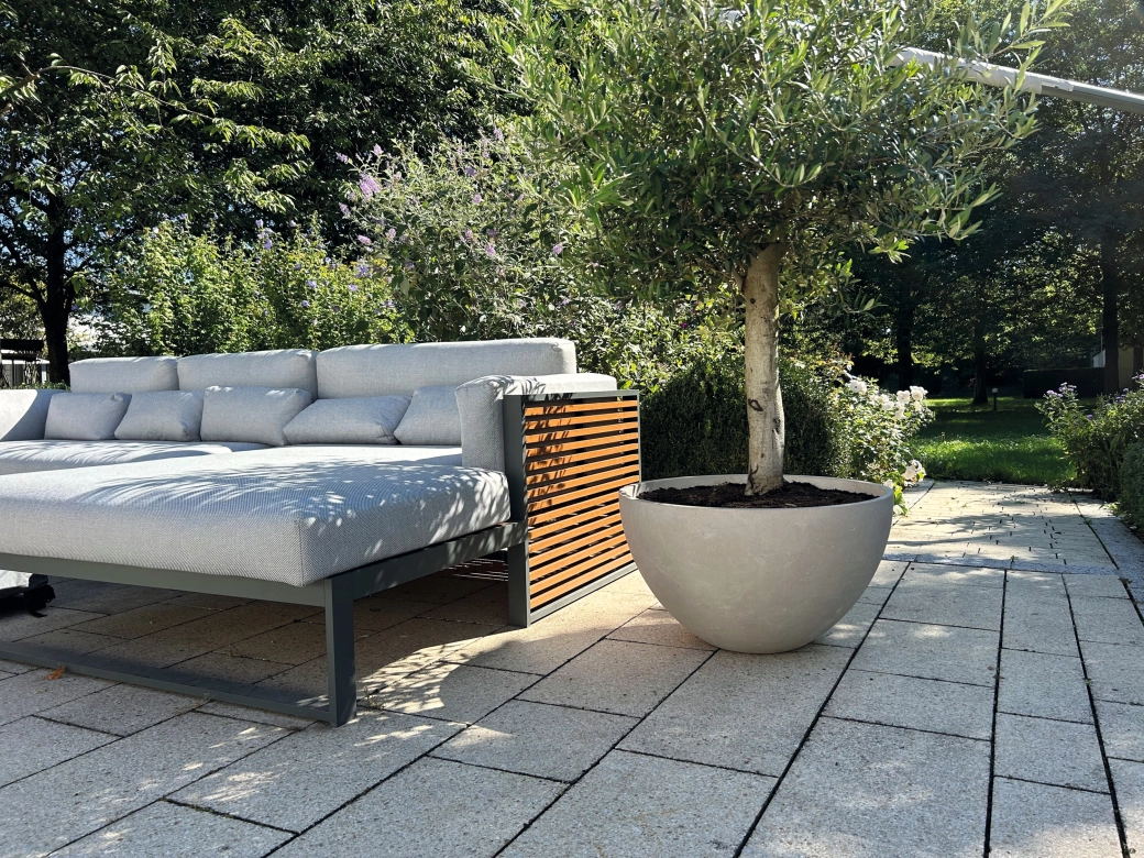 Planter with plants made of a smooth surface of high-performance concrete with air voids