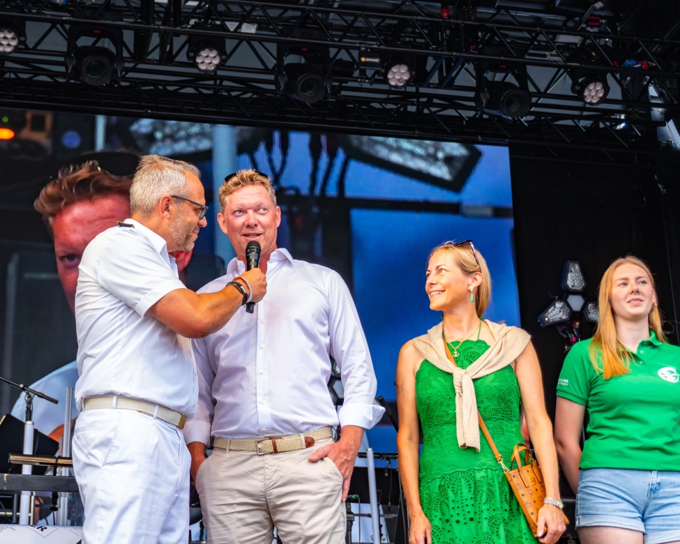 Bernhard und Silvia Godelmann auf der Bühne im Gespräch mit dem Moderator.