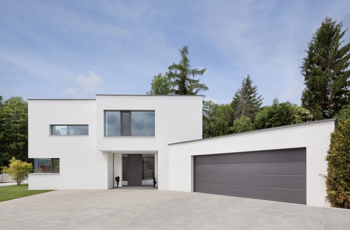 Courtyard entrance to a modern city villa