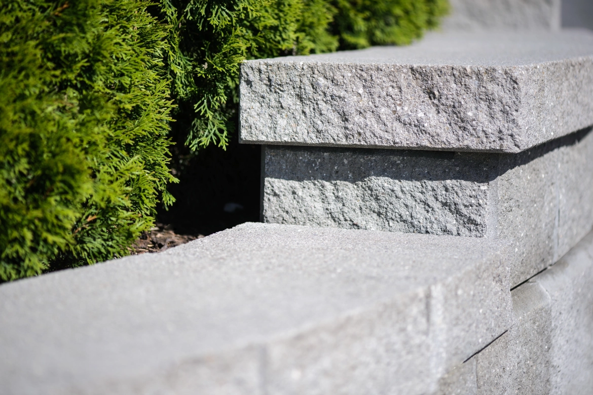 Abdeckstein GDM.Allan block in grau für Garten- oder Stützmauer