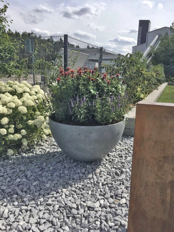 Planter with a smooth surface made of high-performance concrete with air voids