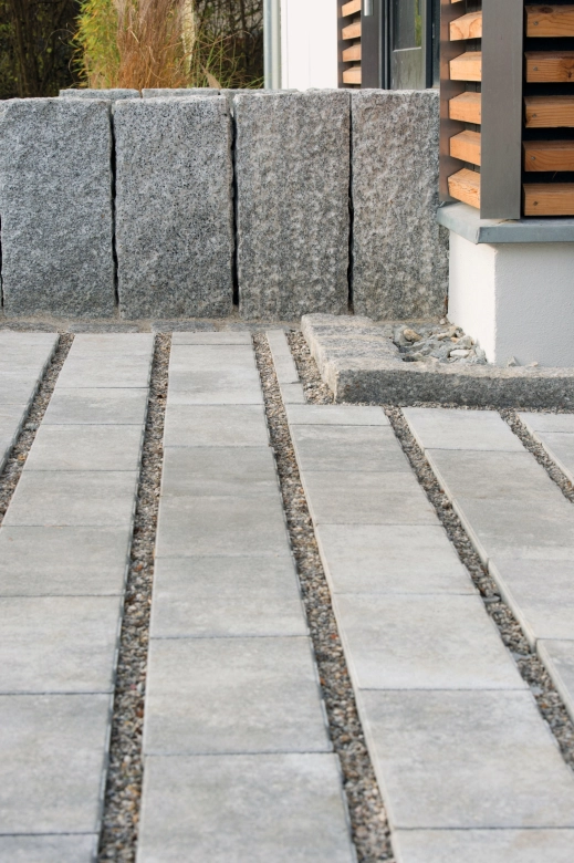 Ecological surface covering in a driveway