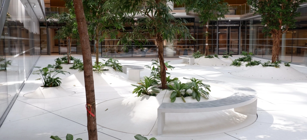 Sitzelemente und Einfassungen im Freiraum aus Beton