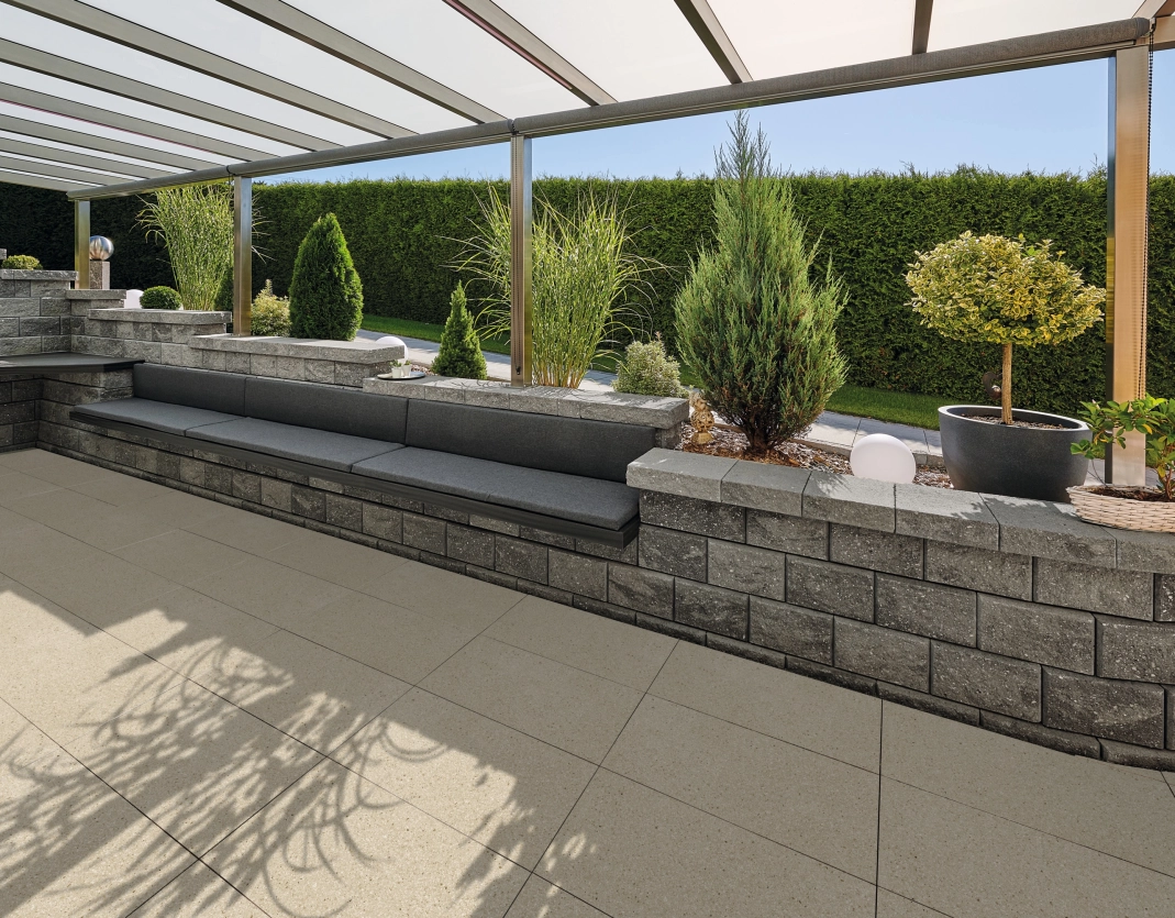 Covered terrace with terrace slabs in the color light limestone