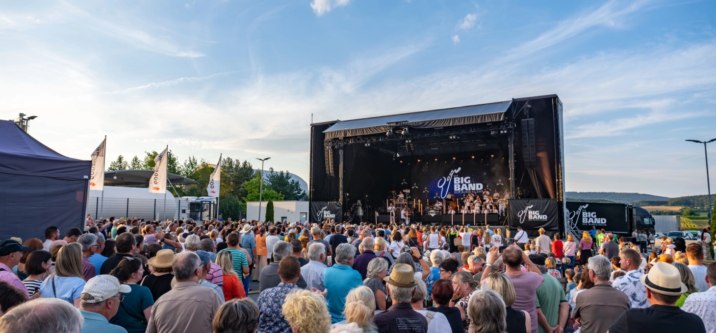 Konzertbühne der Bigband der Bundeswehr vor blauem Himmel bei GODELMANN in Fensterbach