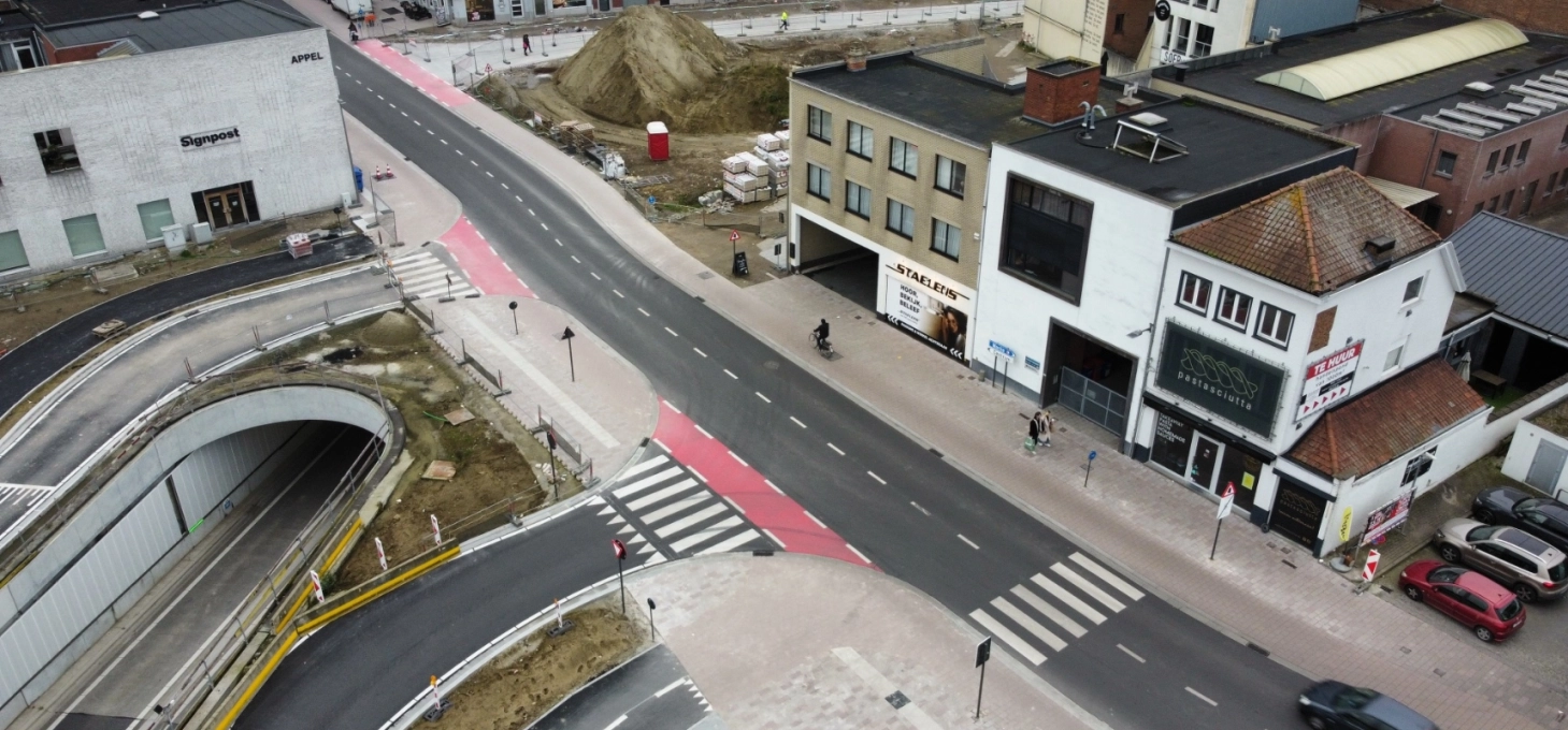 Blick auf eine noch laufende Baustelle neben einer asphaltierten Farbahn in einer Stadt. Die Gehwege wurden mit zeroC Pflastersteinen befestigt.