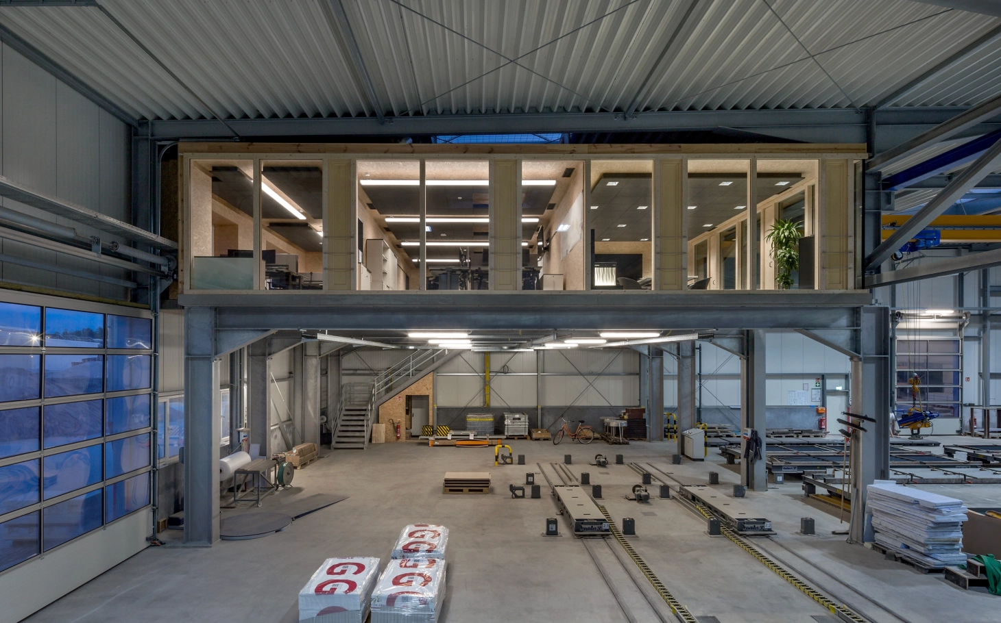 In der GODELMANN Manufaktur in Fensterbach ist auch ein Bürokorpus in die Fertigung integriert.