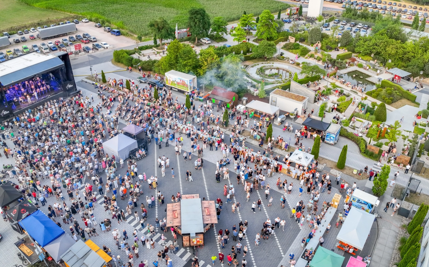 Luftbild von der Open-Air Fläche während des Konzerts auf dem das Konzert stattgefunden hat: Der GODELMANN LKW Parkplatz und der GODELMANN Ideen-Garten sind zu sehen sowie mehrere Tausend Menschen vor der Bühne.