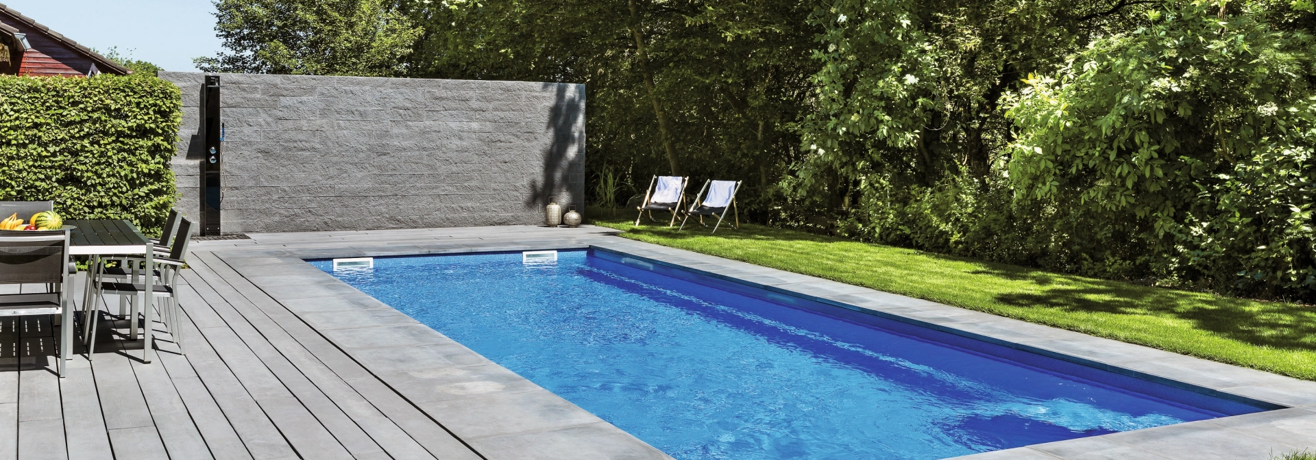 Terrasse mit Pool und Sichtschutz