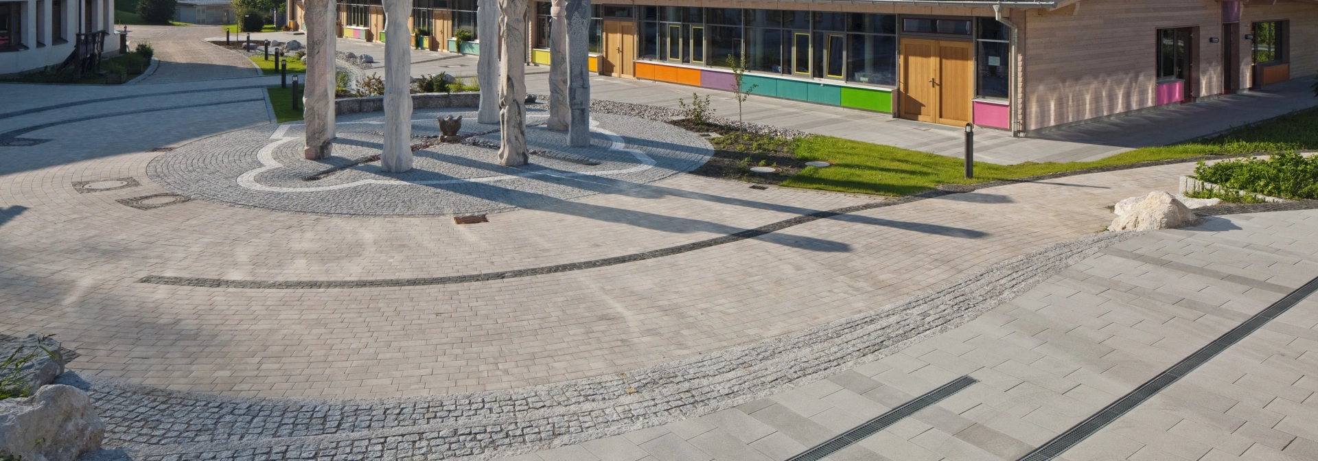 großer gepflasterter Platz mit Zufahrtsweg und Rondell vor Haus Hohenfried