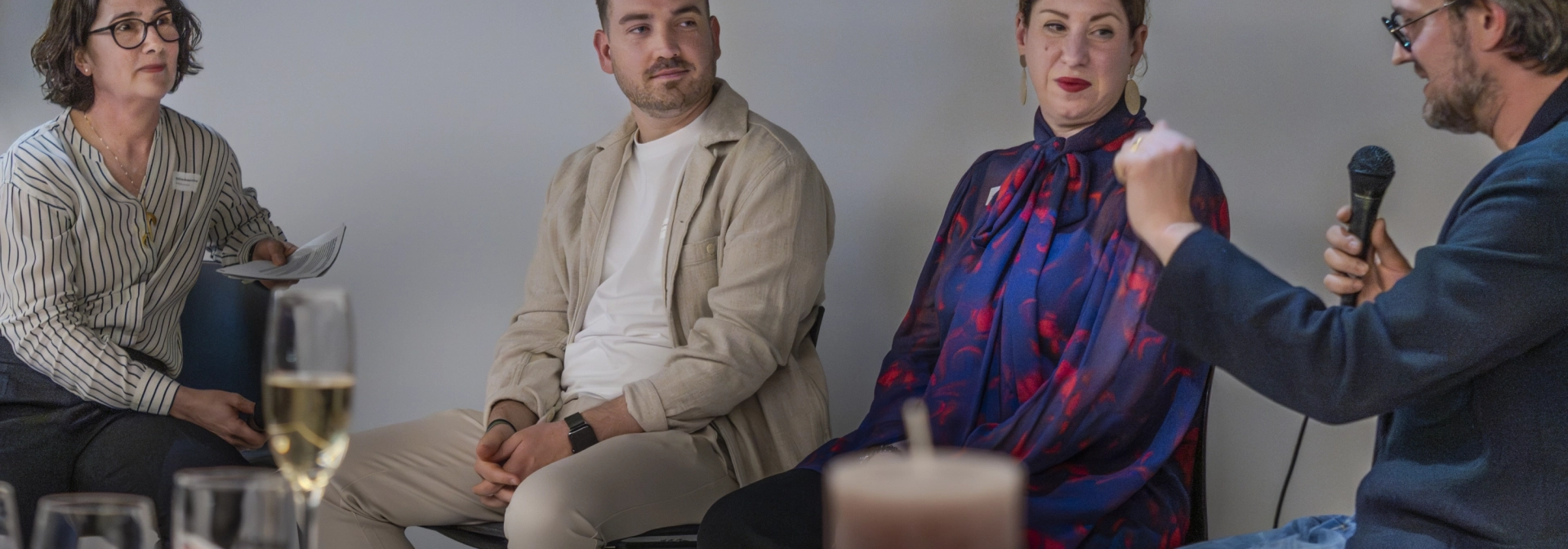 Gesprächsrunde zwischen Kristina Raderschad, Journalistin, Iven Roos, Landschaftsarchitekt und GaLabauer, Ester Bruzkus, Innenarchitekten, und Sebastian Herkner, Designer beim Panel Talk zum Thema Maximale Formbarkeit von Architekturbeton.
