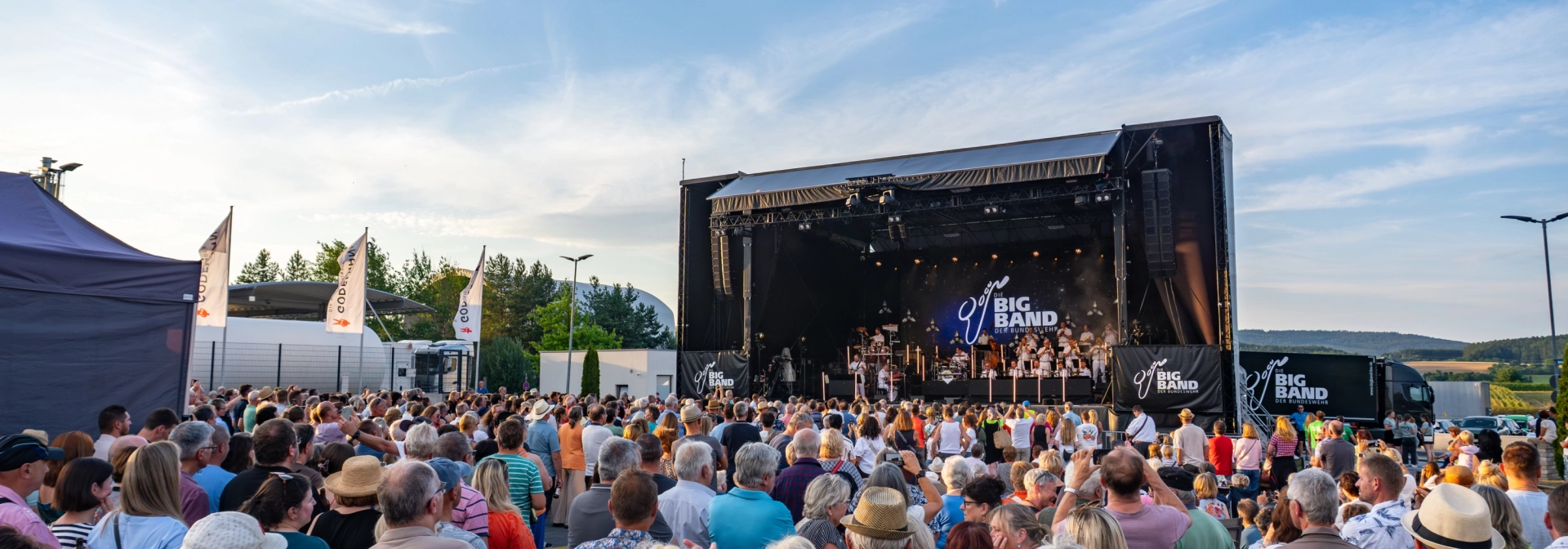 Konzertbühne der Bigband der Bundeswehr vor blauem Himmel bei GODELMANN in Fensterbach