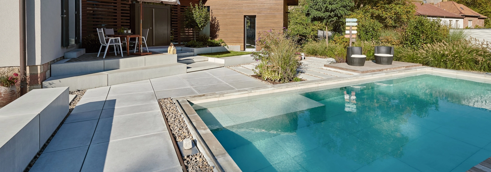 Moderner Garten mit großen pool und Terrasse mit großformatigen Terrassenplatten