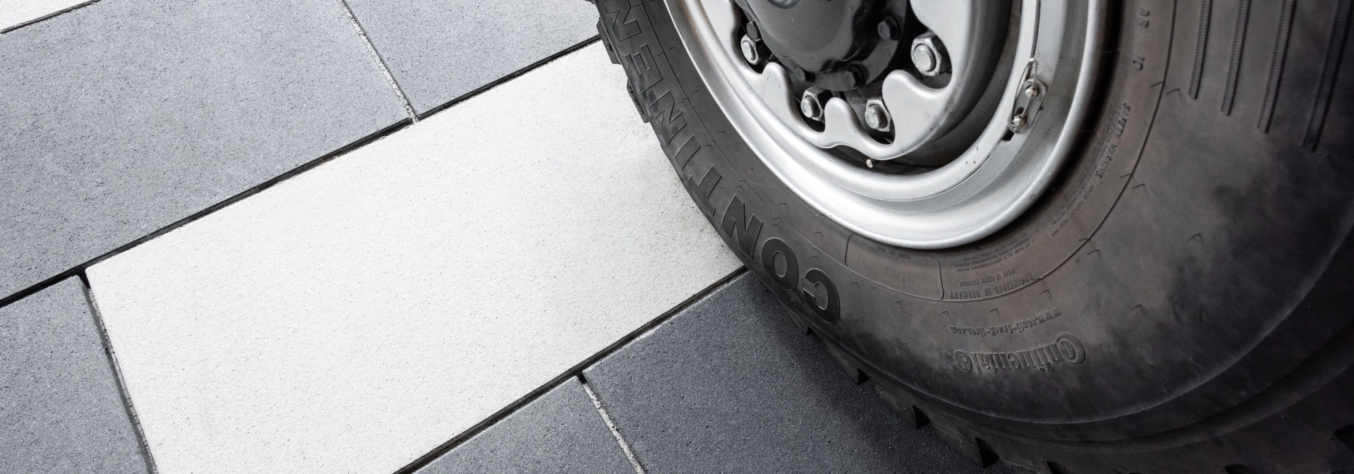 schwerlastbefahrbare Pflasterplatten in einer Fahrzeughalle mit einem LKW-Reifen