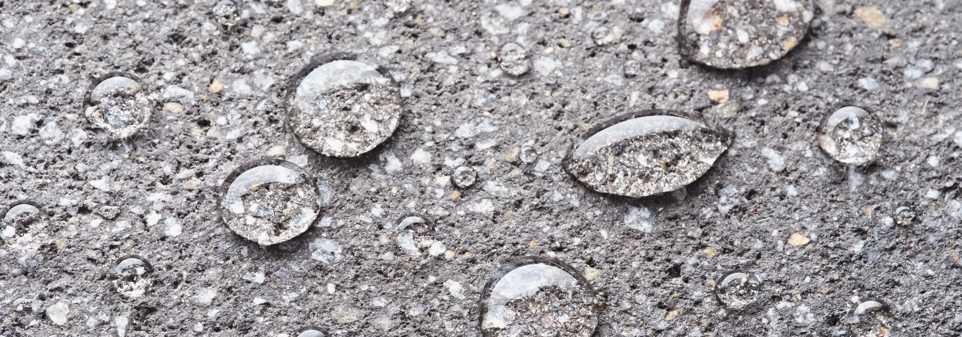 beschichtete Steinoberfläche mit Hydrophobierung auf der Wassertropfen abperlen