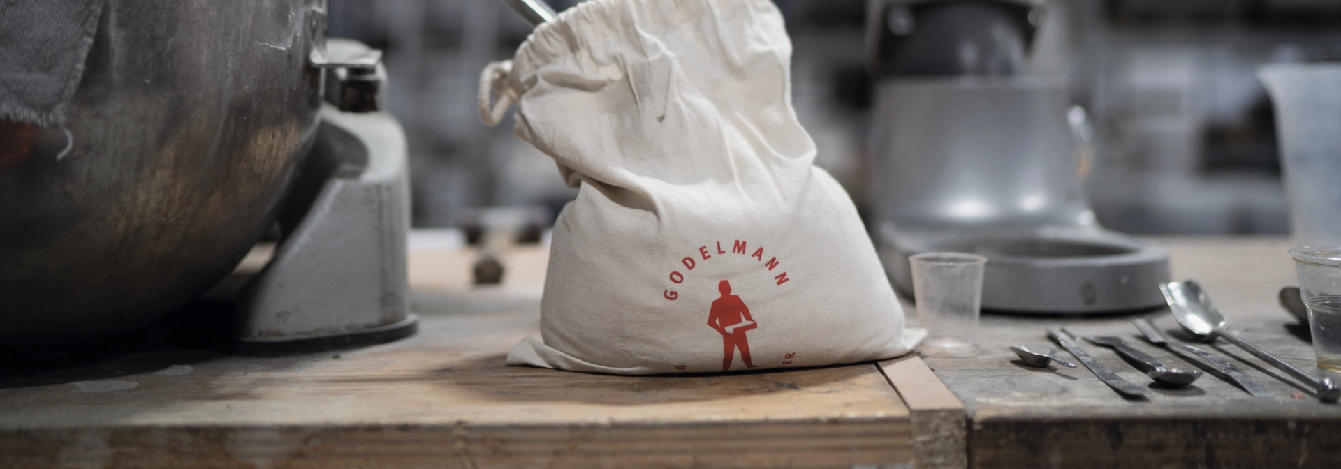 Sack mit Rohstoffen auf einem Tisch im GODELMANN Stein-Labor.