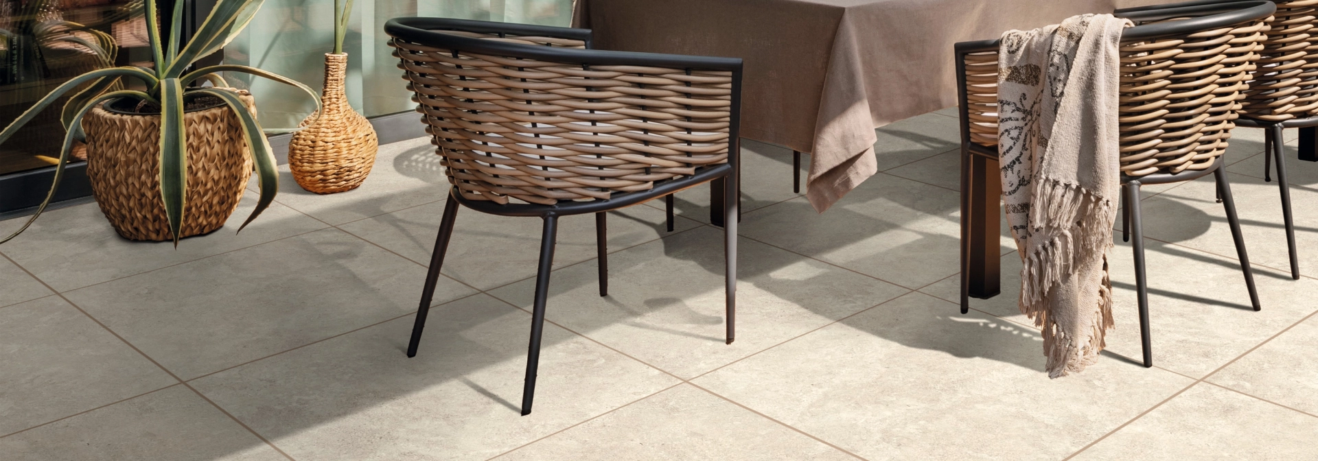 moderne Terrasse mit der Keramik verbund platte Liva twice von Godelmann