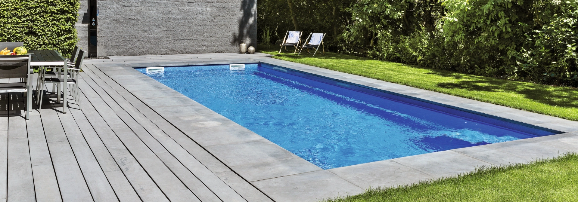  Terrace with pool and privacy screen