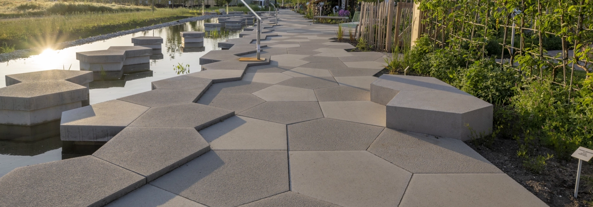 Großformatige Polygonplatten in verschiednen Grtautönen und passenden Sitzblöcken auf der Buga Mannheim