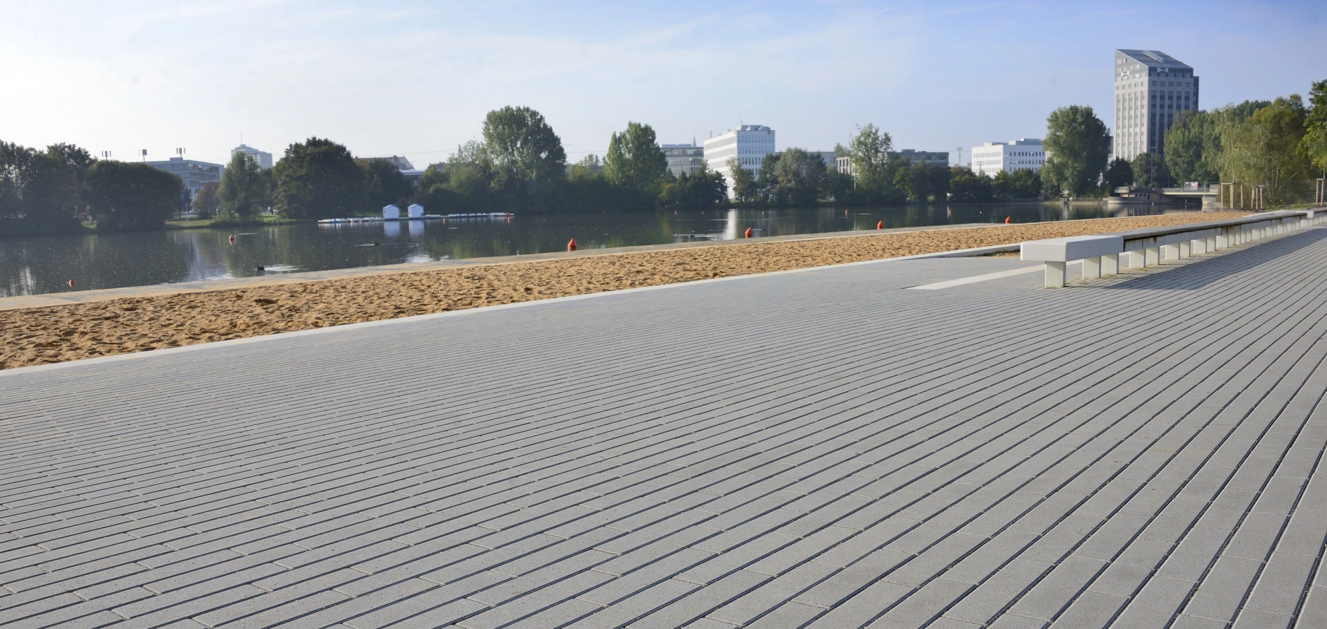 Reihenverband aus Pflastersteinen im Riegelformat mit Verzahnung und Verschiebeschutz an der Uferpromenade des Wöhrder Sees