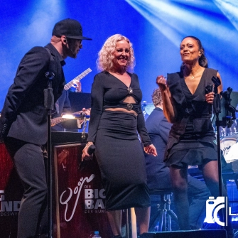 Die Sängerinnen und Sänger der BigBand der Bundeswehr beim gemeinsamen Auftritt mit der BigBand der Bundeswehr