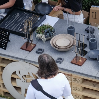 Hochwertiger Betonschmuck und Schalen aus Beton an einem Verkaufsstand.